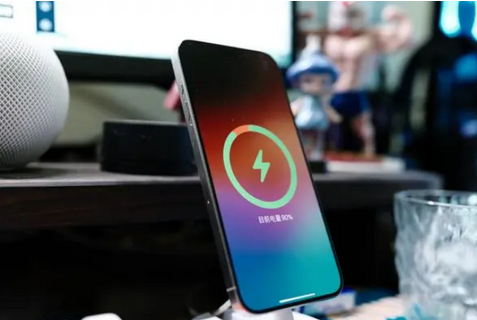 十堰苹果15换屏服务分享用什么充电器给iPhone15充电更好 
